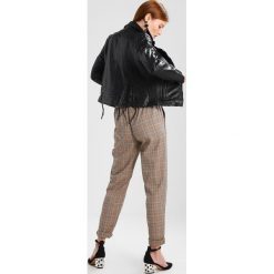 Maze IBIZA Kurtka skórzana black. Czarne kurtki damskie marki Maze, xl, bez wzorów, ze skóry, bez kaptura. W wyprzedaży za 587,30 zł.