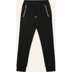 Calvin Klein Jeans - Spodnie dziecięce 116-176 cm. Czarne spodnie chłopięce Calvin Klein Jeans, bez wzorów, z bawełny. Za 299,90 zł.