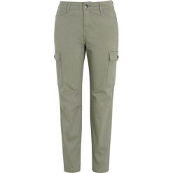 Cellbes Rozciągliwe spodnie typu cargo jasne khaki female zielony 58. Zielone spodnie damskie Cellbes, bez wzorów, z tkaniny. W wyprzedaży za 159,00 zł.