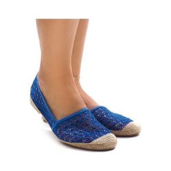 Niebieskie ażurowe espadryle B215-2. Niebieskie espadryle damskie ButyModne, bez wzorów, z tkaniny, bez obcasa. Za 63,99 zł.