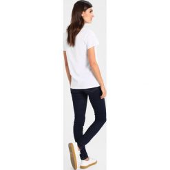 T-shirty damskie: Kaffe STRAWBERRY Tshirt z nadrukiem optical white