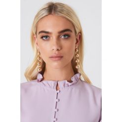 Andrea Hedenstedt x NA-KD Wiszące kolczyki z perłami - Gold. Różowe kolczyki damskie Andrea Hedenstedt x NA-KD, na sztyftcie. Za 40,95 zł.