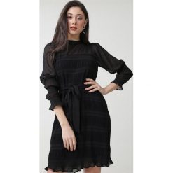 Czarna Sukienka Mueller. Czarne sukienki damskie Born2be, na imprezę, m, w paski, z tkaniny, boho, ze stójką, z długim rękawem, długie, mini. Za 159,99 zł.