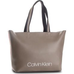 Torebka CALVIN KLEIN - Collegic Shopper K60K604457 002. Szare shopper bag damskie Calvin Klein, z materiału. Za 649,00 zł.