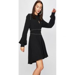 Pinko - Sukienka. Czarne sukienki damskie Pinko, na co dzień, z aplikacjami, z poliesteru, casualowe, z okrągłym kołnierzem, z długim rękawem, długie, mini, asymetryczne. W wyprzedaży za 799,90 zł.