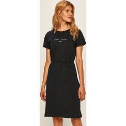 Tommy Hilfiger - Sukienka. Czerwone sukienki damskie TOMMY HILFIGER, na co dzień, s, z aplikacjami, z bawełny, casualowe, z okrągłym kołnierzem, z krótkim rękawem, krótkie, mini, rozkloszowane. Za 449,90 zł.