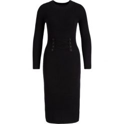 Sukienka dzianinowa Guess W94K0W Z2IC0. Czarne sukienki damskie Guess, xs, z aplikacjami, z elastanu, bez kołnierzyka, bez rękawów. W wyprzedaży za 269,00 zł.