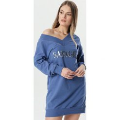 Niebieska Sukienka Adrielure. Niebieskie sukienki damskie Born2be, s, z nadrukiem, bez kołnierzyka, z długim rękawem, długie, oversize. Za 69,99 zł.