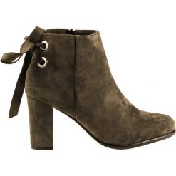 Botki na słupku Sergio Leone w kolorze khaki (37). Brązowe botki damskie Estetino, z zamszu, bez obcasa, na słupku, bez zapięcia. Za 109,00 zł.
