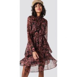 NA-KD Boho Sukienka z marszczoną stójką - Pink,Multicolor. Różowe sukienki damskie marki NA-KD Boho, bez wzorów, boho, ze stójką, z długim rękawem, długie, maxi. Za 161,95 zł.
