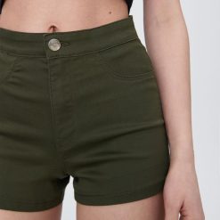 Dopasowane szorty high waist - Khaki. Brązowe szorty damskie Sinsay, bez wzorów, z podwyższonym stanem. Za 39,99 zł.