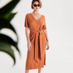Lekka sukienka midi z paskiem - Pomarańczowy. Pomarańczowe sukienki damskie Cropp, s, bez wzorów, bez kołnierzyka, bez rękawów, midi. Za 99,99 zł.