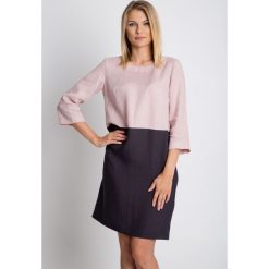 Lniana dwukolorowa sukienka RABARBAR. Różowe sukienki damskie RABARBAR, do pracy, na lato, bez wzorów, z tkaniny, eleganckie, bez kołnierzyka, bez rękawów, kopertowe. W wyprzedaży za 223,00 zł.