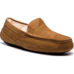 Kapcie UGG - M Ascot 1101110 M/Che. Brązowe kapcie męskie Ugg, ze skóry. Za 549,00 zł.