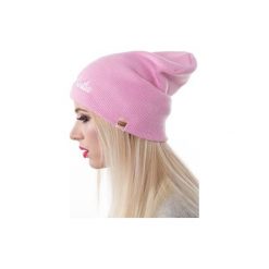 Czapka Piękna Bestia typu beanie. Różowe czapki damskie Piekuo, na zimę, z haftami, z dzianiny. Za 29,00 zł.