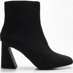 Botki na obcasie z eco skóry - Czarny. Czarne botki damskie Cropp, ze skóry, bez obcasa, na obcasie, bez zapięcia. Za 139,99 zł.
