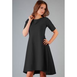 Czarna Elegancka Rozkloszowana Sukienka z Wydłużonym Tyłem. Czarne sukienki damskie dzianinowe marki Molly.pl, s, eleganckie, z dekoltem w łódkę, rozkloszowane. Za 169,90 zł.
