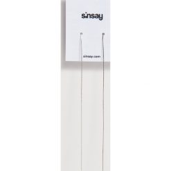 Długie minimalistyczne kolczyki - Jasny szary. Szare kolczyki damskie Sinsay. Za 10,00 zł.