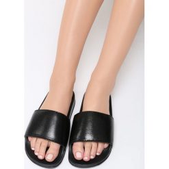 Czarne Klapki Unwind. Czarne crocsy damskie Born2be, z lakierowanej skóry, na platformie. Za 49,99 zł.