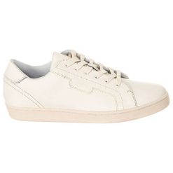 Skórzane sneakersy w kolorze jasnobeżowym. Brązowe trampki męskie Guess, na sznurówki. W wyprzedaży za 239,95 zł.