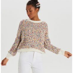 Krótki sweter z kolorowym splotem - Wielobarwny. Swetry damskie Cropp, s, bez wzorów, ze splotem, z krótkim rękawem, krótkie, bez kaptura. Za 99,99 zł.