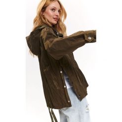 Luźna kurtka z kapturem. Brązowe kurtki damskie Top Secret, na lato, bez wzorów, eleganckie, krótkie, z kapturem. W wyprzedaży za 109,99 zł.