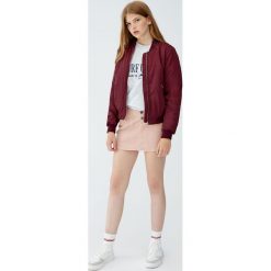 Kurtka typu bomber basic. Czerwone bomberki damskie marki Pull&Bear. Za 89,90 zł.
