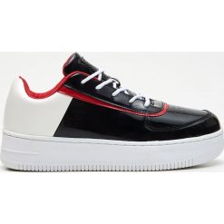 Sneakersy na grubej podeszwie - Czarny. Czarne sneakersy damskie Cropp. W wyprzedaży za 49,99 zł.