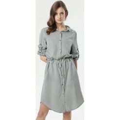 Szara Sukienka Polydora. Szare sukienki damskie Born2be, na co dzień, s, bez wzorów, z jeansu, eleganckie, z klasycznym kołnierzykiem, z długim rękawem, długie, midi, koszulowe. Za 119,99 zł.