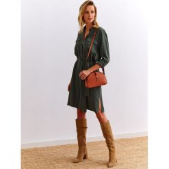 Sukienka tkaninowa z kieszonkami. Zielone sukienki damskie Top Secret, na wiosnę, bez wzorów, z tkaniny, eleganckie, bez kołnierzyka, bez rękawów, midi. W wyprzedaży za 79,99 zł.