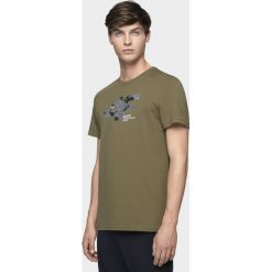 T-shirt męski TSM214 - khaki allover. Brązowe koszulki męskie 4f, m, bez wzorów, bez kołnierzyka. Za 49,99 zł.