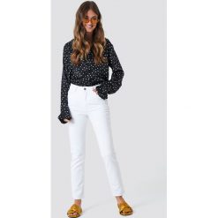 NA-KD Trend Jeansy z klasycznym wykończeniem - White. Białe jeansy damskie z wysokim stanem marki NA-KD Trend. Za 161,95 zł.