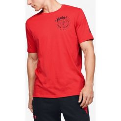 Under Armour Project Rock Iron Paradise Koszulka Czerwony. Czerwone koszulki męskie Under Armour, xxl, z nadrukiem, z bawełny, rockowe, bez kołnierzyka, z krótkim rękawem, krótkie. Za 171,95 zł.