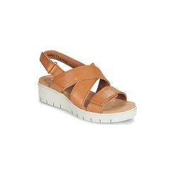 Sandały Clarks UN KARELY DEW. Pomarańczowe sandały damskie Clarks, bez wzorów, bez obcasa, bez zapięcia. W wyprzedaży za 391,20 zł.