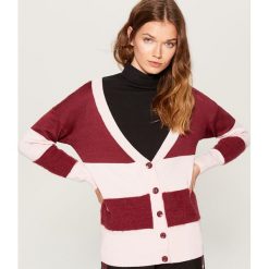 Sweter z zapięciem na guziki - Bordowy. Czerwone swetry rozpinane damskie Mohito, l. Za 119,99 zł.