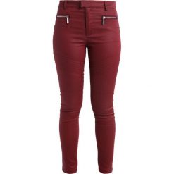 Ivyrevel LUNACY Jeansy Slim Fit dark wine. Czerwone jeansy damskie relaxed fit marki Ivyrevel. W wyprzedaży za 189,50 zł.