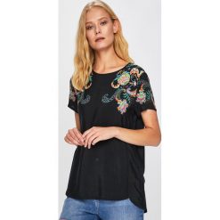 Desigual - Top. Czarne bluzki damskie Desigual, s, z nadrukiem, z wiskozy, casualowe, z okrągłym kołnierzem, z krótkim rękawem. W wyprzedaży za 179,90 zł.