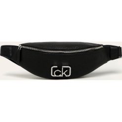 Calvin Klein - Nerka. Czarne nerki damskie Calvin Klein, w paski, ze skóry ekologicznej, bez dodatków. W wyprzedaży za 359,90 zł.