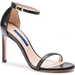 Sandały STUART WEITZMAN - Nudistsong ZL37417 Black Dress Nappa. Czarne klapki damskie Stuart Weitzman, bez wzorów, ze skóry, bez obcasa, na obcasie. Za 1709,00 zł.