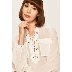 Marciano Guess - Bluzka. Białe bluzki damskie MARCIANO GUESS, s, z aplikacjami, z poliesteru, eleganckie, bez kołnierzyka, z długim rękawem. W wyprzedaży za 299,90 zł.