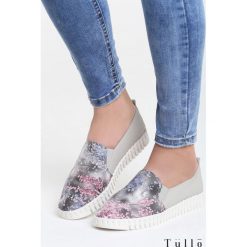 Szare Slip On Graciousness. Szare trampki damskie slip on Born2be, z nadrukiem. Za 69,99 zł.