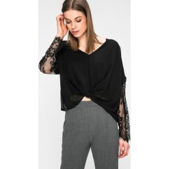 Marciano Guess - Bluzka. Czarne bluzki damskie marki MARCIANO GUESS, na co dzień, z aplikacjami, z bawełny, casualowe, bez kołnierzyka, bez rękawów. W wyprzedaży za 269,90 zł.