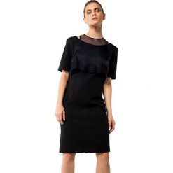 Sukienka w kolorze czarnym. Czarne sukienki damskie Deni Cler, bez wzorów, z denimu, z włoskim kołnierzykiem, bez rękawów. W wyprzedaży za 572,95 zł.