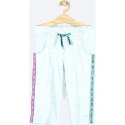 Coccodrillo - Spodnie dziecięce 128-158 cm. Zielone spodnie dziewczęce COCCODRILLO, bez wzorów, z elastanu, sportowe. W wyprzedaży za 29,90 zł.