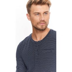 T-SHIRT MĘSKI DŁUGI RĘKAW W PASKI Z WYWIJANYMI RĘKAWAMI. Niebieskie t-shirty męskie Top Secret, na jesień, xxl, w paski, z bawełny, z okrągłym kołnierzem, długie. W wyprzedaży za 49,99 zł.