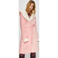 Chelsea Peers - Szlafrok Plain Pink Gown. Różowe szlafroki damskie marki Chelsea Peers, xs, z poliesteru. W wyprzedaży za 129,90 zł.