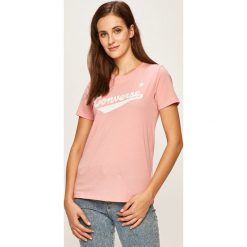 Converse - T-shirt. Różowe bluzki damskie Converse, s, z nadrukiem, z bawełny, z okrągłym kołnierzem. W wyprzedaży za 79,90 zł.