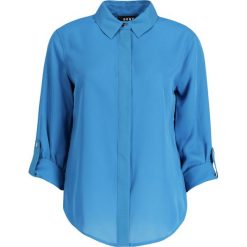 Koszula DKNY P9AMN500. Niebieskie bluzki damskie DKNY, s, bez wzorów, bez kołnierzyka, bez rękawów. W wyprzedaży za 239,00 zł.