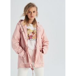 Parka z kapturem - Różowy. Różowe parki damskie Sinsay, xl, bez wzorów, z kapturem. W wyprzedaży za 79,99 zł.