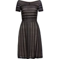 Sukienka z koronką bonprix czarny. Czarne sukienki damskie bonprix, w koronkowe wzory, z koronki, eleganckie, bez kołnierzyka, bez rękawów. Za 149,99 zł.